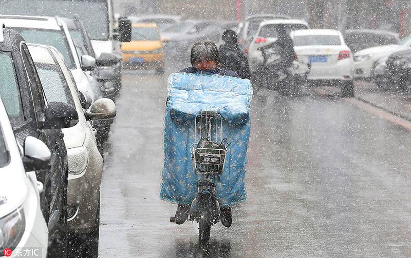 今年初の降雪となった長春　大雪の中を移動(dòng)する市民たち