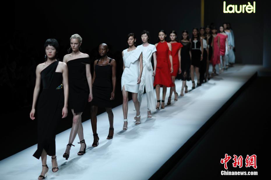 國(guó)際ブランドの夜　ローレルが北京でファッションショー