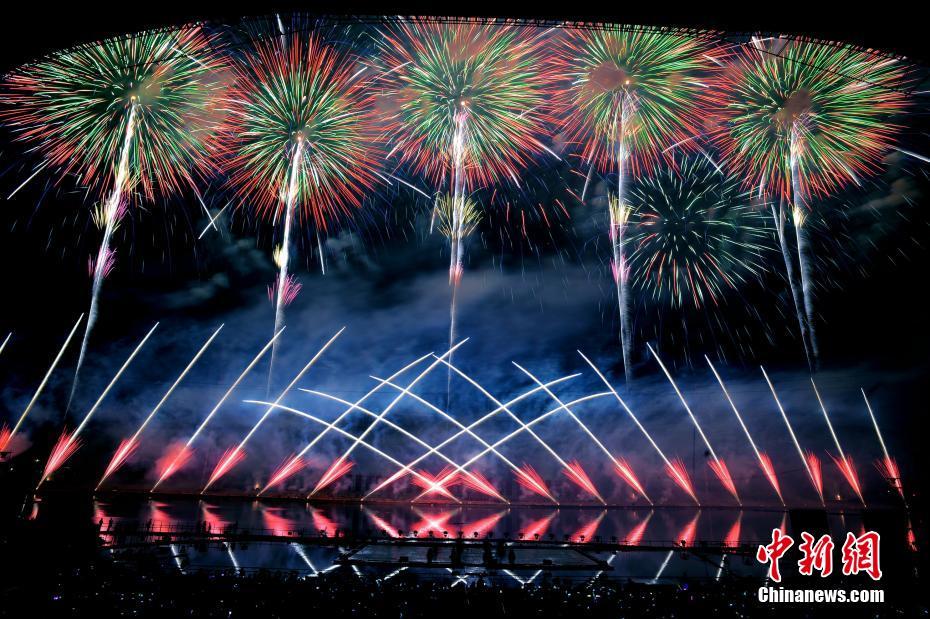 空に咲く無(wú)數(shù)の花火　湖南省で國(guó)際花火文化フェスティバル開(kāi)幕