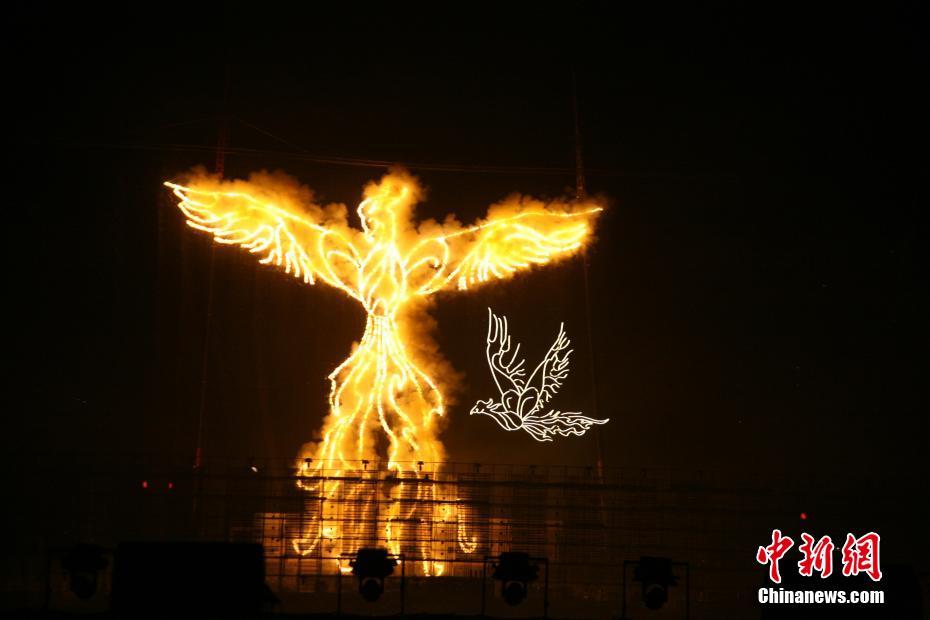 空に咲く無數(shù)の花火　湖南省で國際花火文化フェスティバル開幕