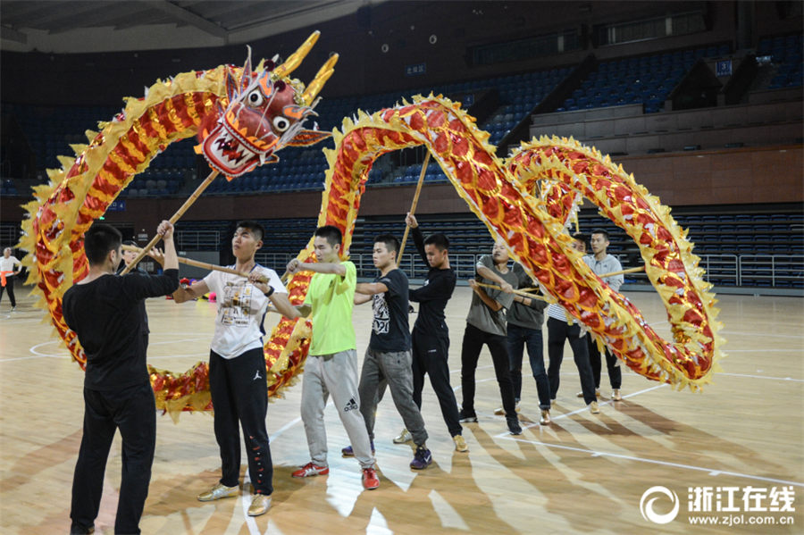 浙江大學(xué)で獅子舞?龍踴りの授業(yè)導(dǎo)入　競(jìng)技用の龍踴りを?qū)Wぶ學(xué)生たち
