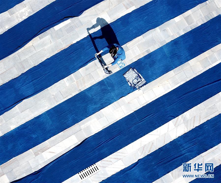 晴天のもとに広がる真っ青な景色　好天を利用した藍染め布作り　貴州省