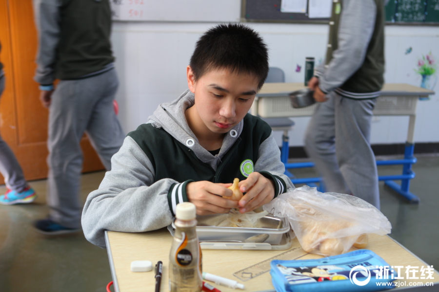 インフルエンザ予防のため給食に「酢ニンニク」導(dǎo)入　浙江省