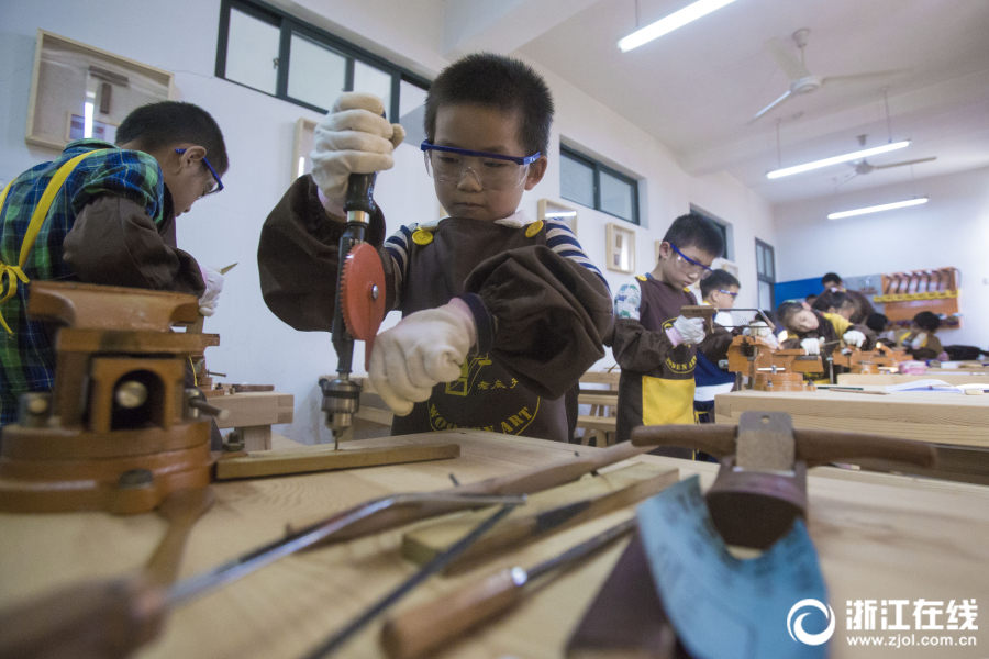 物事をやり通す職人精神學(xué)ぶ　杭州の小學(xué)校での木工授業(yè)