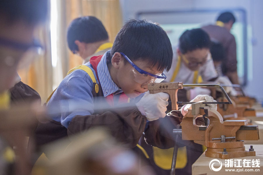 物事をやり通す職人精神學ぶ　杭州の小學校での木工授業(yè)