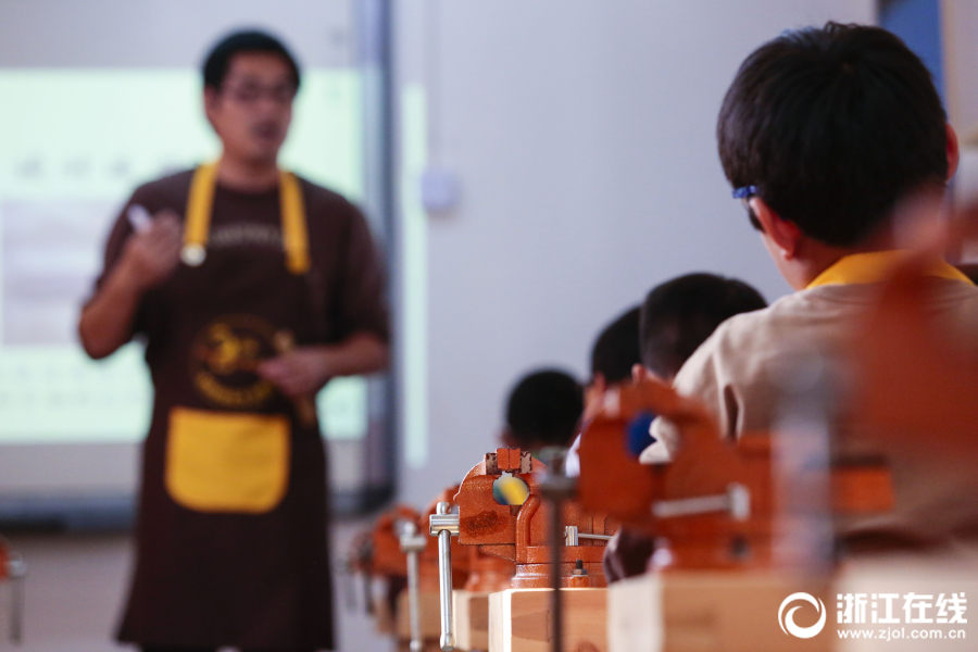 物事をやり通す職人精神學(xué)ぶ　杭州の小學(xué)校での木工授業(yè)