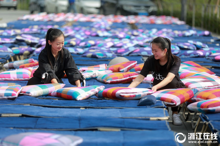 ダブル11に備え、アリババ社員たちに応援グッズ配布