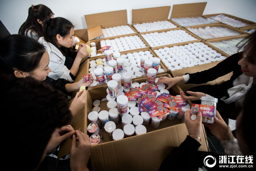 ダブル11に備え、アリババ社員たちに応援グッズ配布