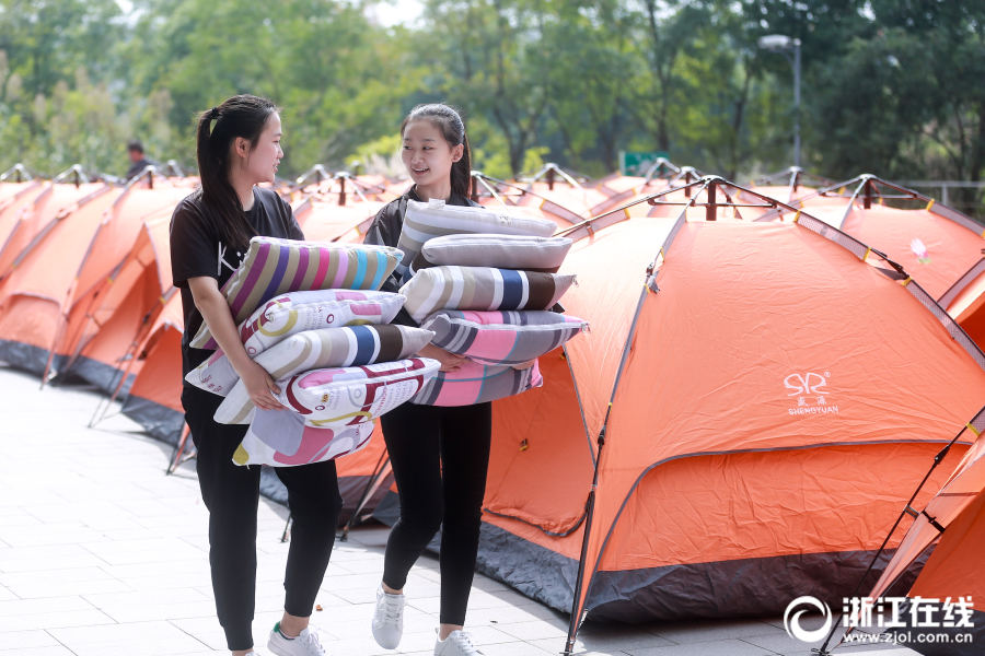 ダブル11に備え、アリババ社員たちに応援グッズ配布