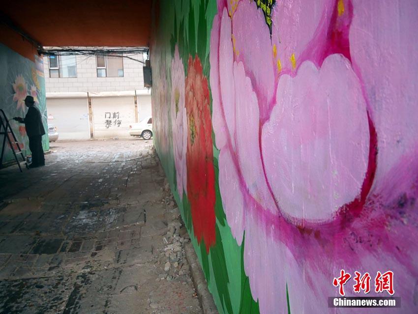 違法広告に一人で立ち向かう　見事な絵畫で壁を彩る高齢者男性　吉林省