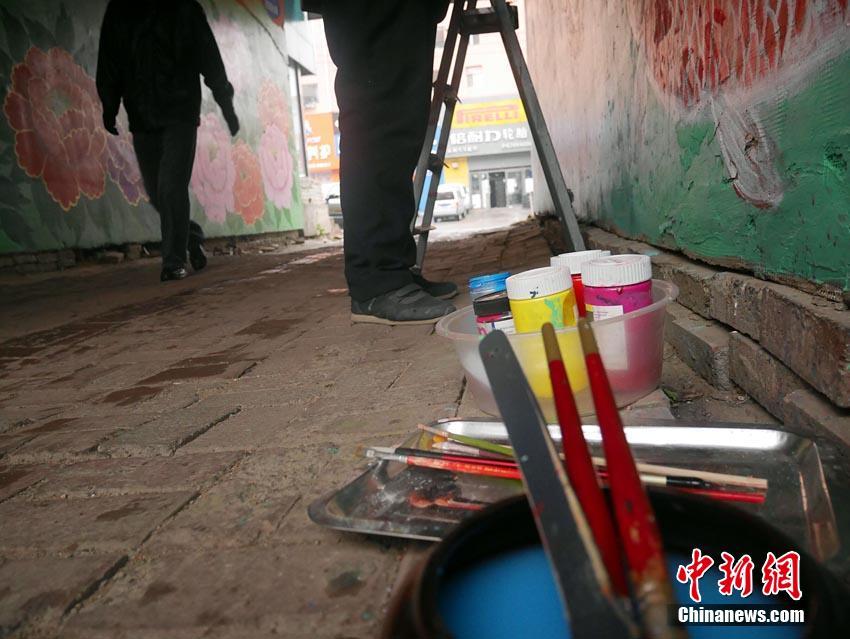 違法広告に一人で立ち向かう　見事な絵畫で壁を彩る高齢者男性　吉林省