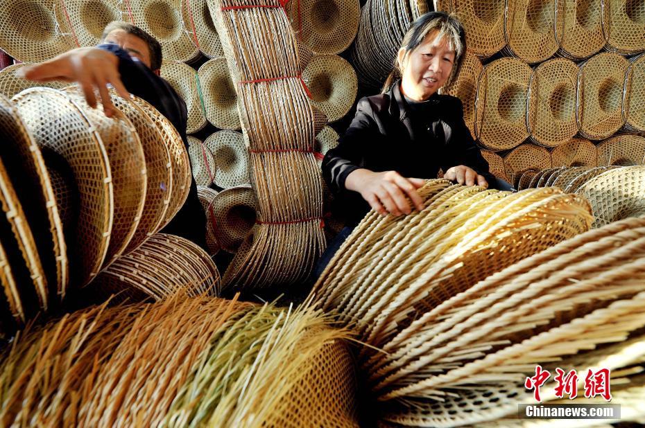 江西省の「竹笠村」、古くから伝わる工蕓技術(shù)が重要な収入源に