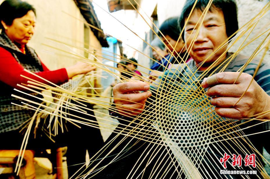 江西省の「竹笠村」、古くから伝わる工蕓技術(shù)が重要な収入源に