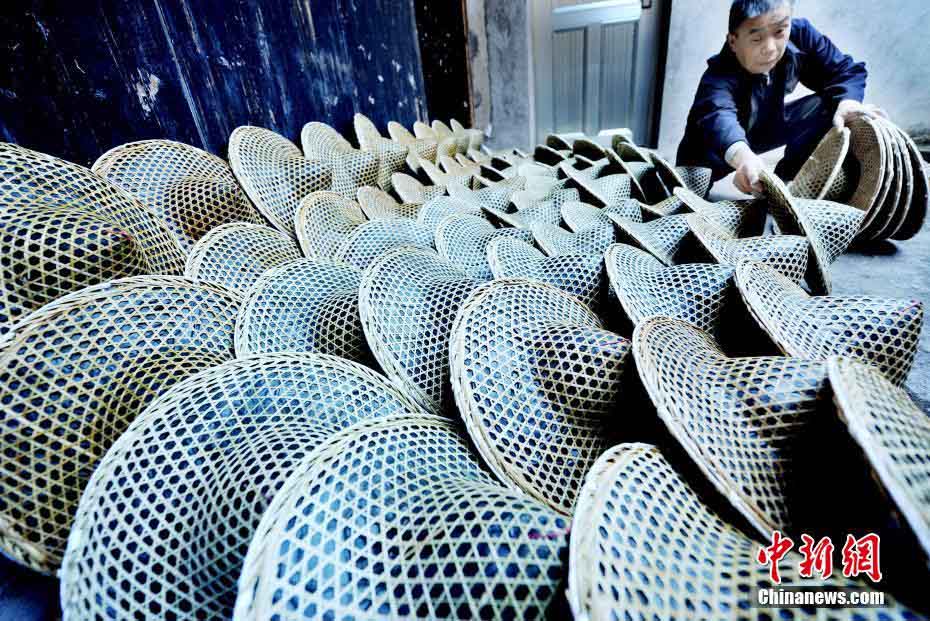 江西省の「竹笠村」、古くから伝わる工蕓技術(shù)が重要な収入源に