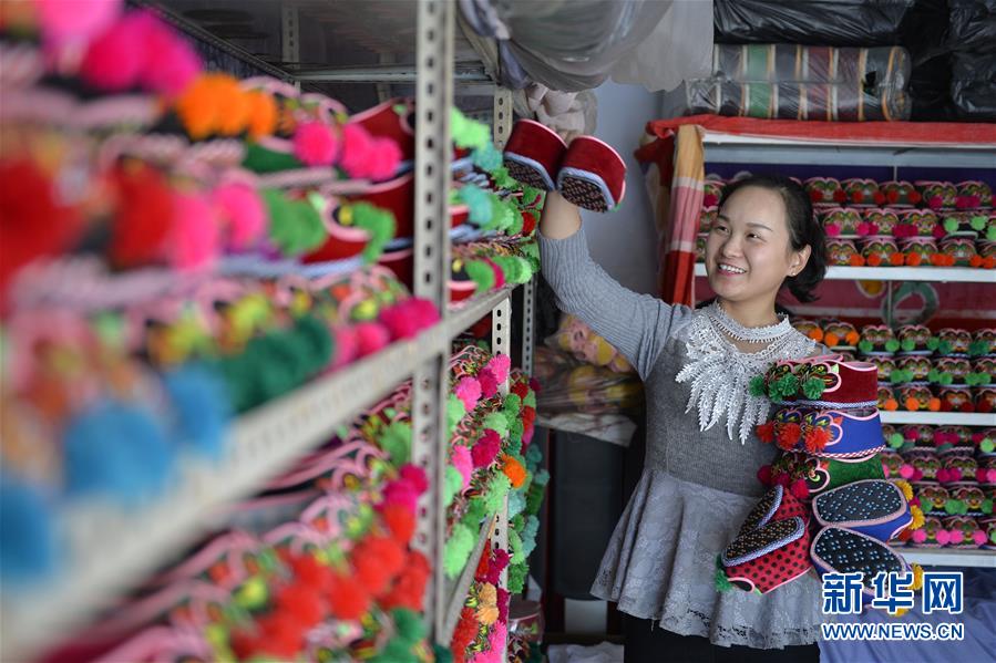 立冬迎え虎頭靴作りに勤しむ村人たち　河北省