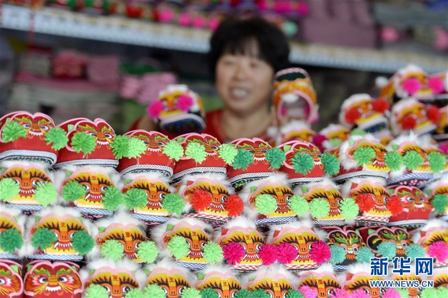立冬迎え虎頭靴作りに勤しむ村人たち　河北省