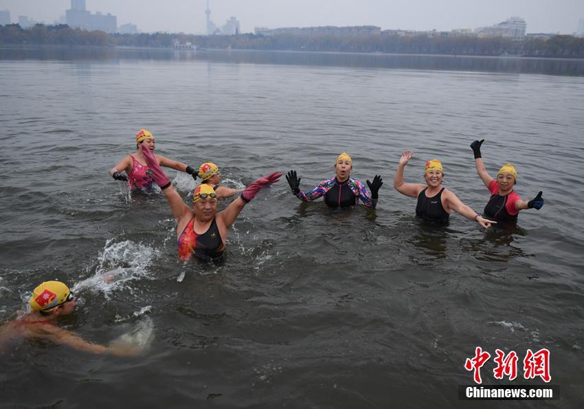 長(zhǎng)春市の寒中水泳スイマーたちが南湖を遊泳し、立冬入り　吉林省