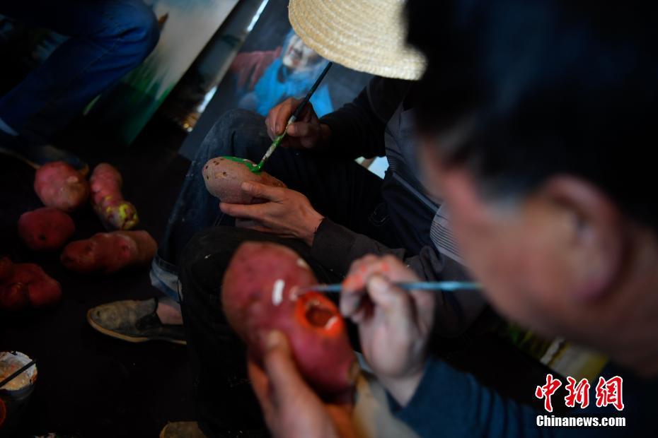 ジャガイモに絵を描く雲(yún)南省の農(nóng)民蕓術家がネット有名人に