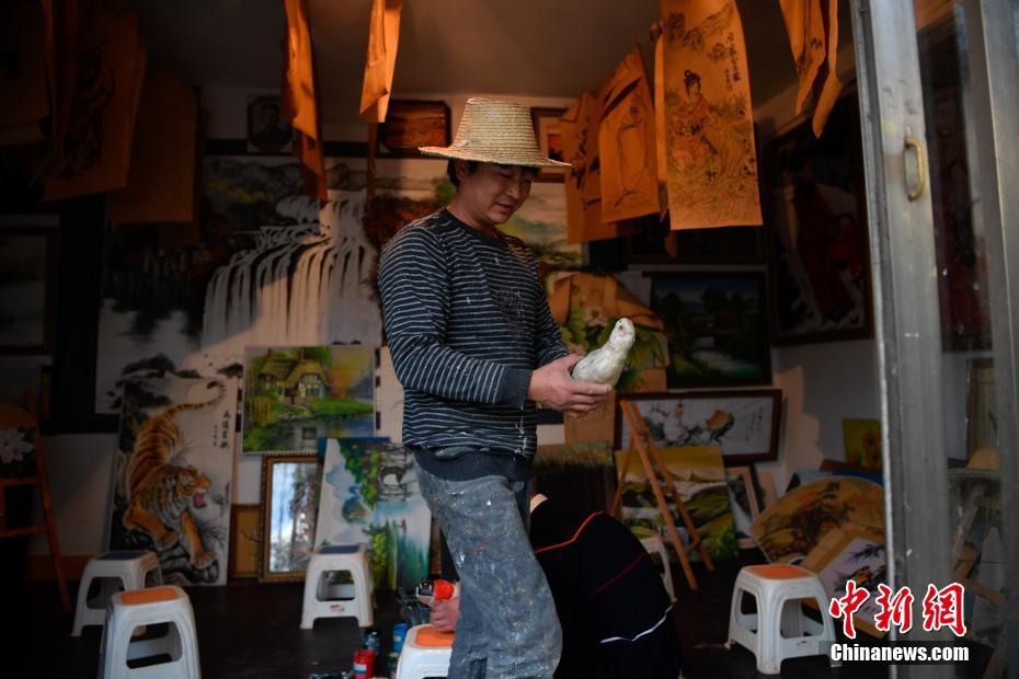 ジャガイモに絵を描く雲(yún)南省の農(nóng)民蕓術家がネット有名人に