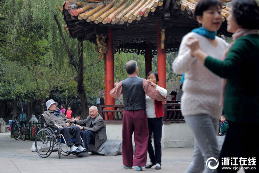 愛妻のためにテレサ?テンの曲を2年間かけ続ける88歳男性 杭州市