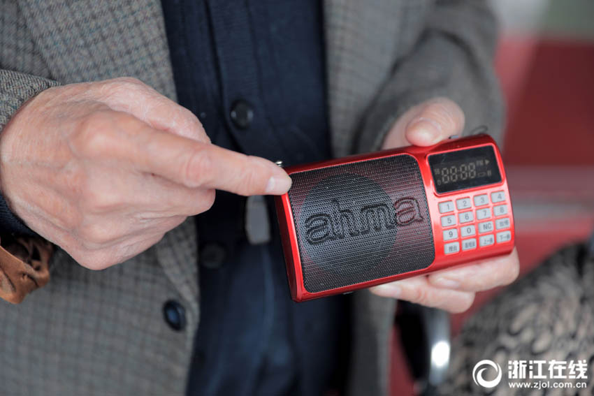 愛妻のためにテレサ?テンの曲を2年間かけ続ける88歳男性 杭州市