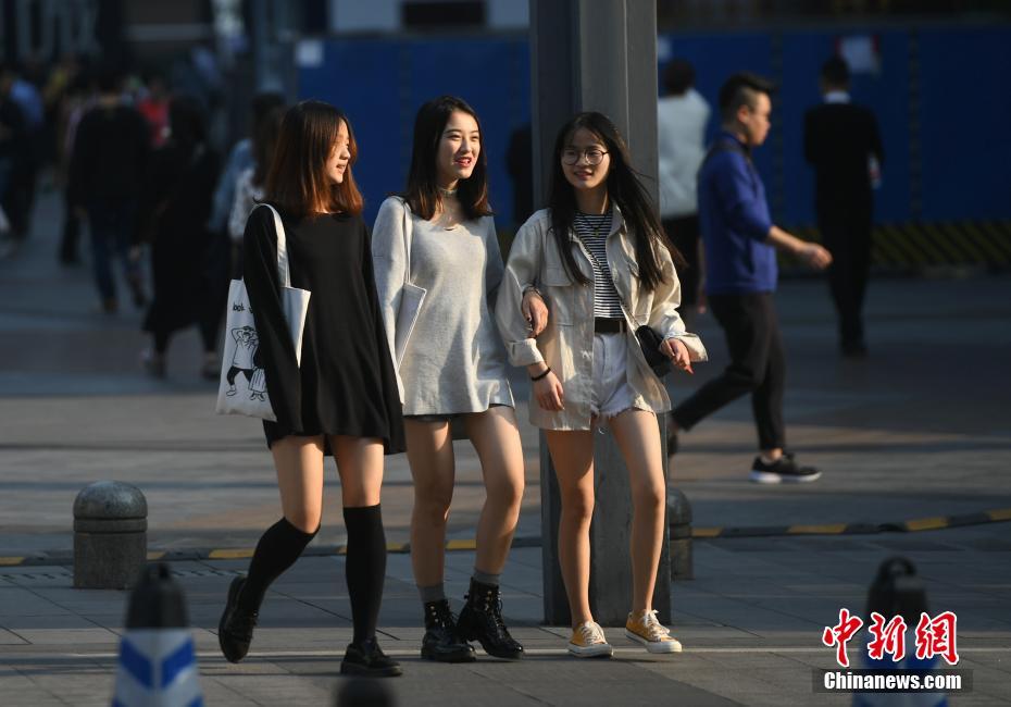 重慶で最高気溫26度の天気　涼しげな裝いで街行く市民