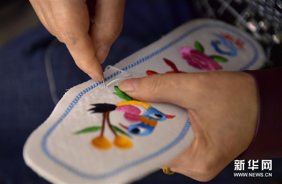 土家刺繍、1針1針に込められたトゥチャ族の風(fēng)物や情緒　湖北省