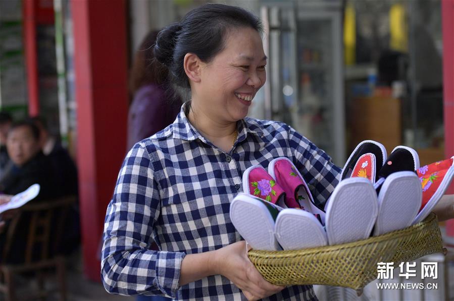 土家刺繍、1針1針に込められたトゥチャ族の風物や情緒　湖北省