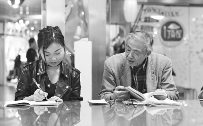 學生に日本語を教える島田さん（撮影?許魏巍）。