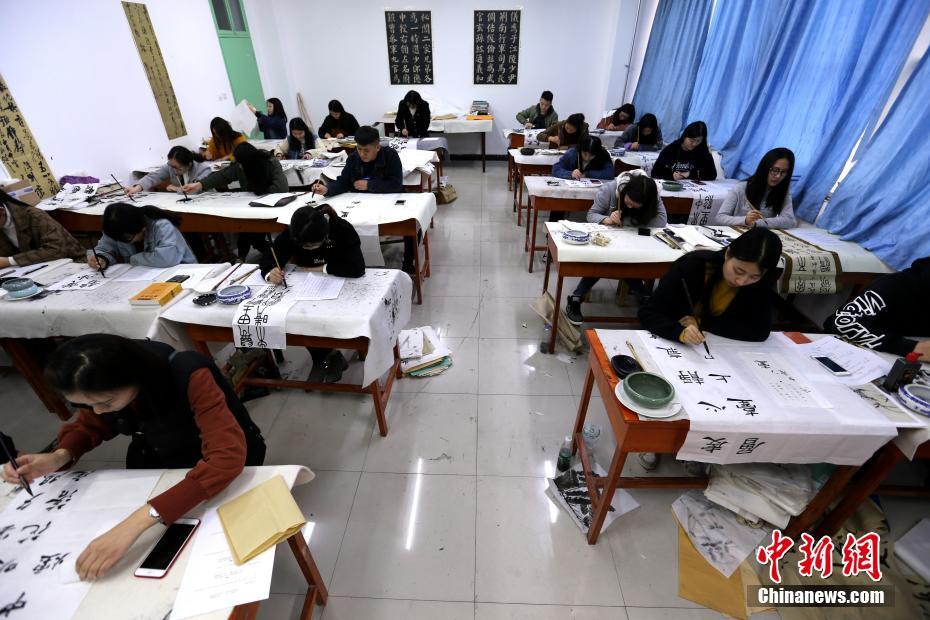 陝西省の書道學(xué)院、4年間で50編以上の詩の創(chuàng)作が必須