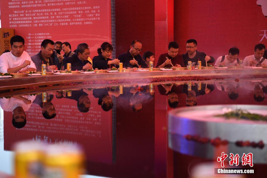 重慶で火鍋グルメ文化イベント開催　大勢の來場者に火鍋振舞う