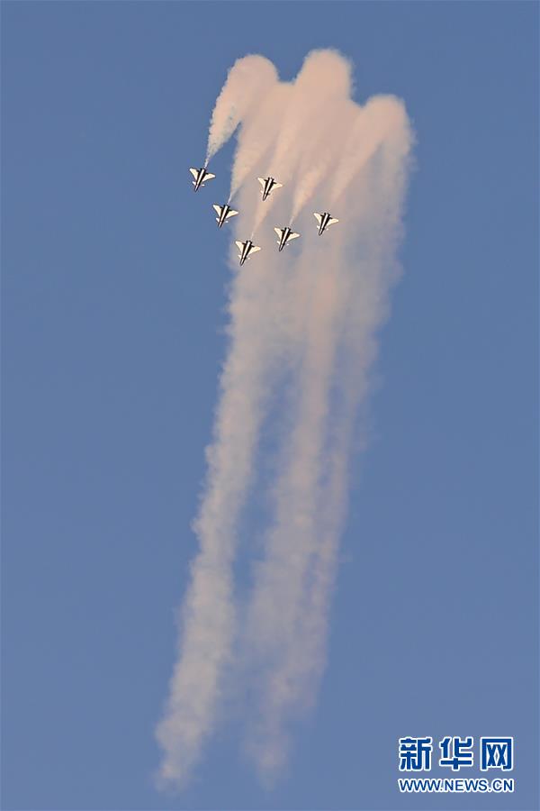 ドバイ航空ショーが開幕、中國の八一飛行表演隊も登場