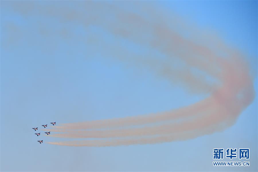 ドバイ航空ショーが開(kāi)幕、中國(guó)の八一飛行表演隊(duì)も登場(chǎng)