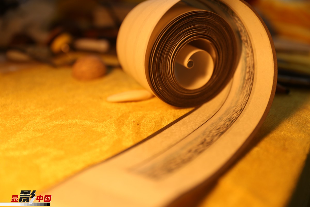 雲(yún)南省の「神業(yè)を持つ人物」　高い精度の彫刻技術(shù)で髪の毛に詩を刻む