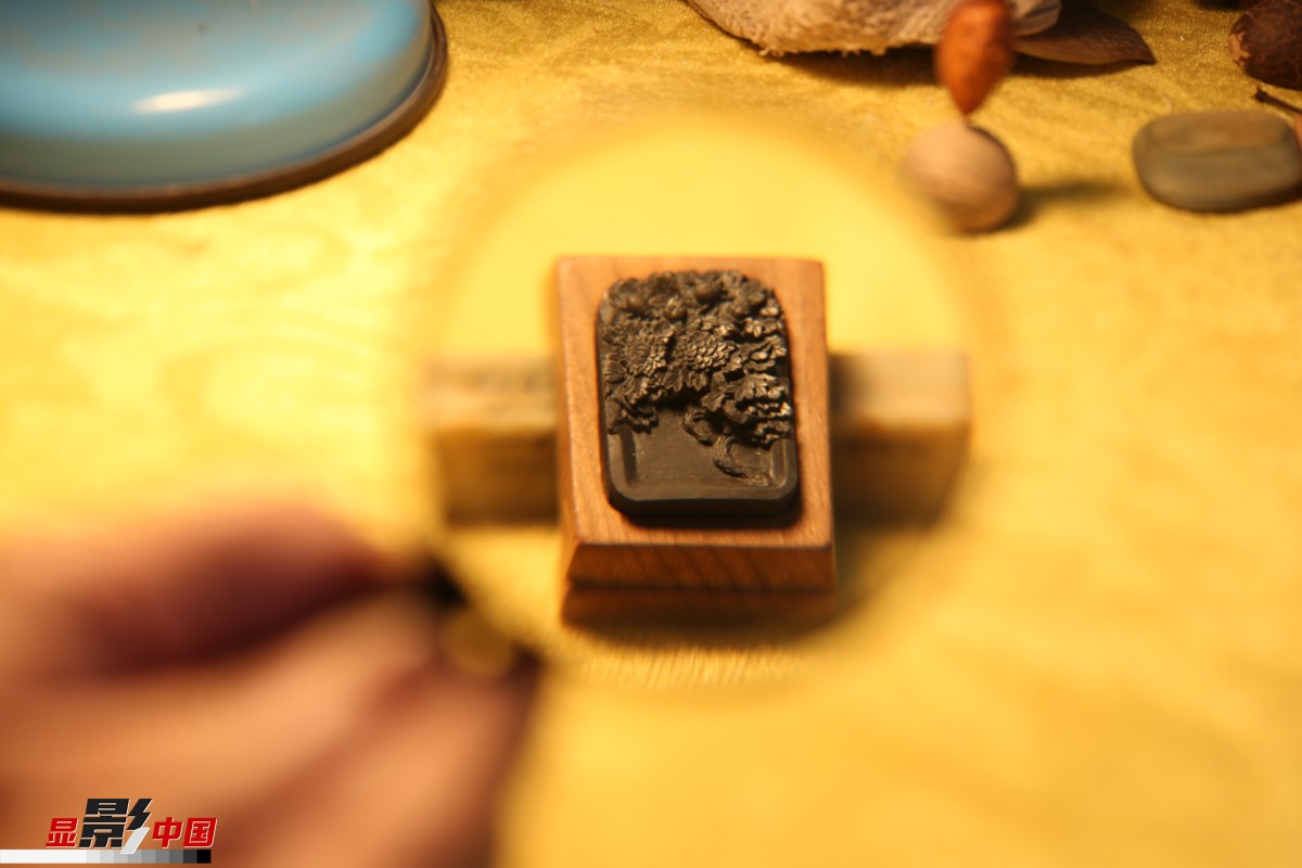 雲(yún)南省の「神業(yè)を持つ人物」　高い精度の彫刻技術(shù)で髪の毛に詩(shī)を刻む