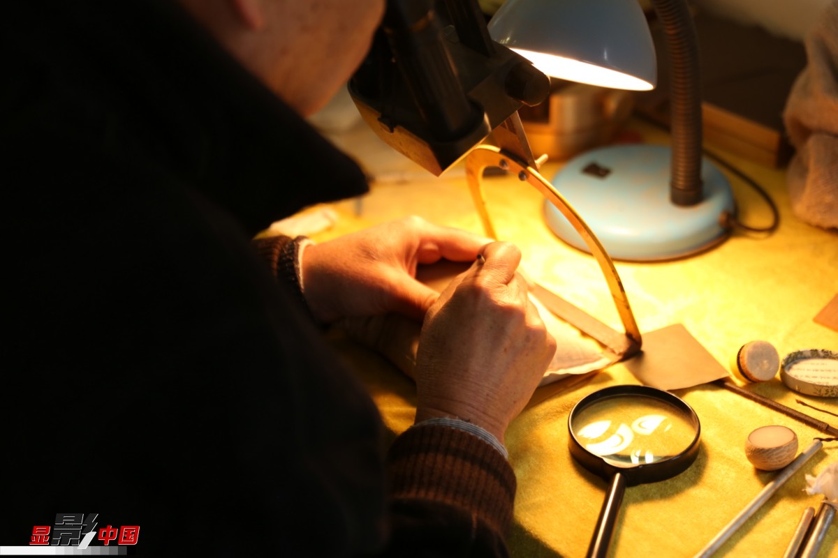 雲南省の「神業(yè)を持つ人物」　高い精度の彫刻技術で髪の毛に詩を刻む