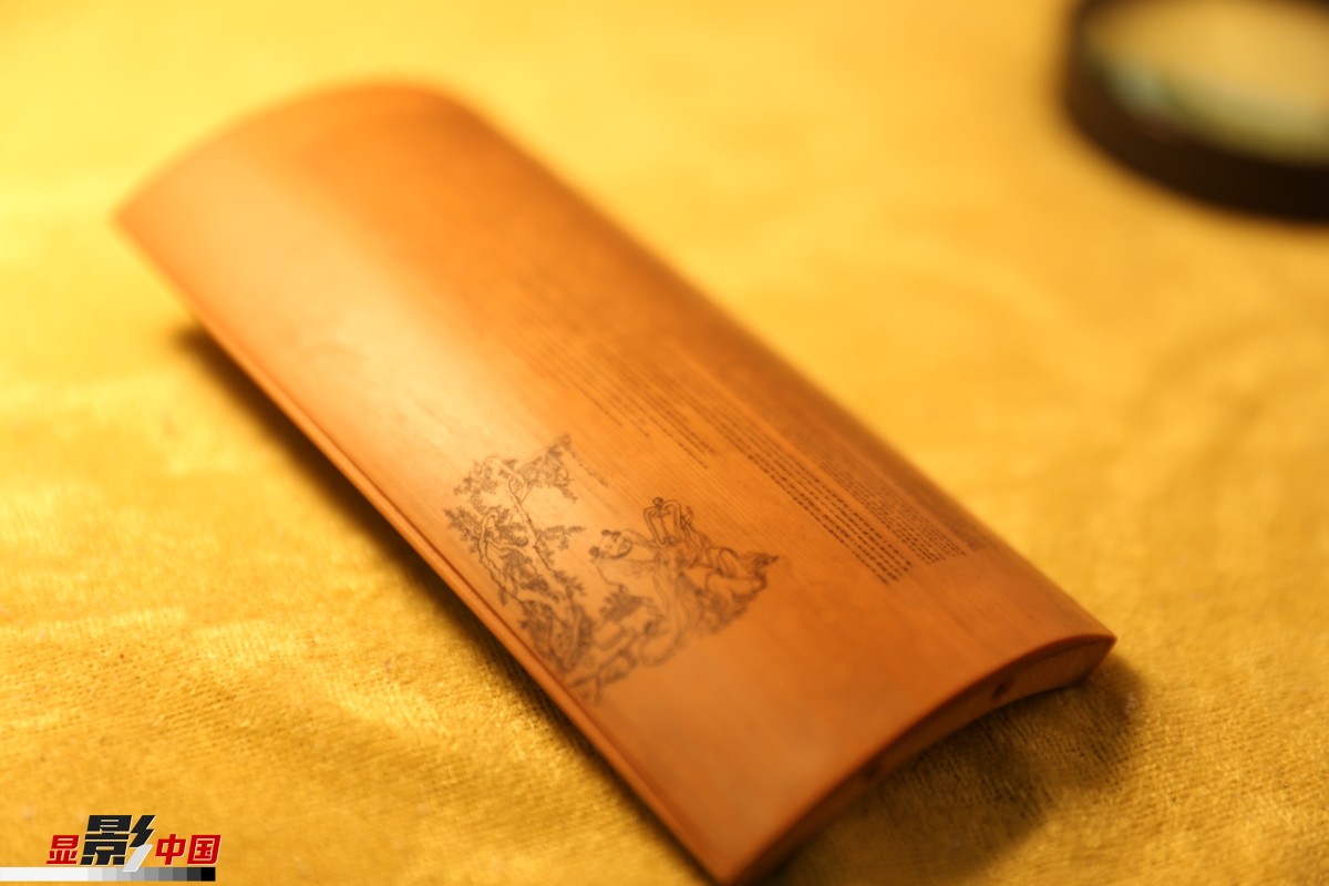 雲(yún)南省の「神業(yè)を持つ人物」　高い精度の彫刻技術(shù)で髪の毛に詩(shī)を刻む