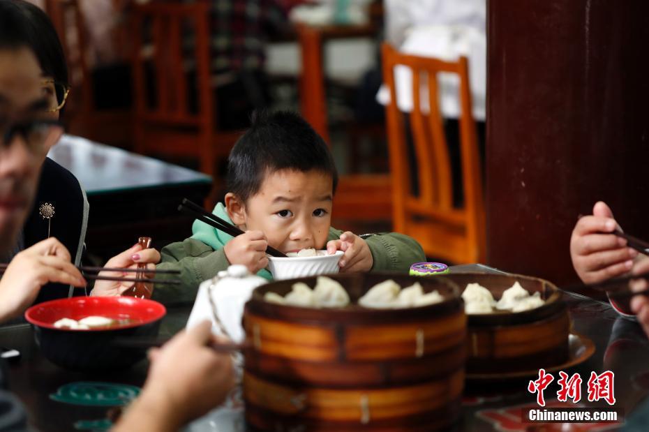 上海の國(guó)家級(jí)伝承人　新たな南翔小籠を開発
