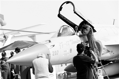 中パ共同開発戦闘機「梟竜」、ドバイ航空ショーに登場