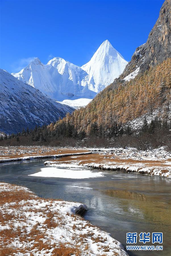 自然豊かな美しい景観、初冬の稲城　四川省