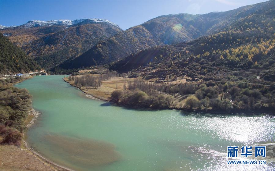 自然豊かな美しい景観、初冬の稲城　四川省