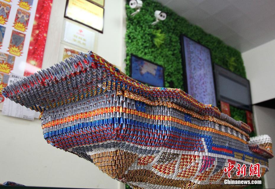 外れくじ1萬(wàn)2千枚で折り上げた巨大空母　重慶