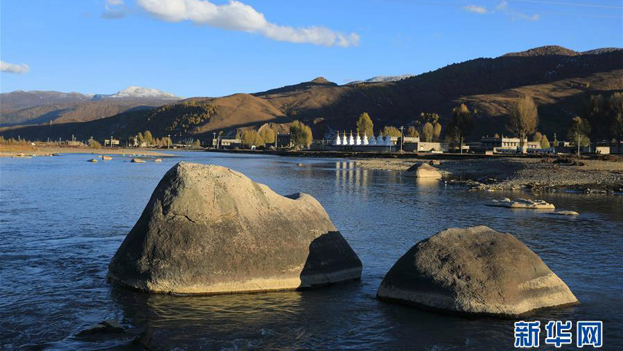 自然豊かな美しい景観、初冬の稲城　四川省