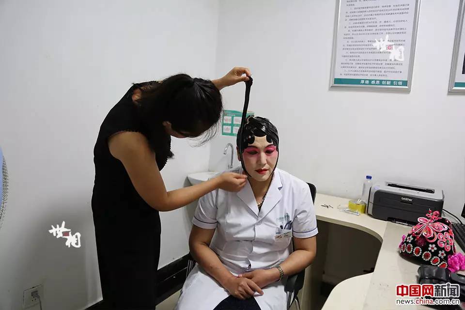 患者をリラックスさせ、話しやすく　京劇メイクで診療する女性醫(yī)師　北京