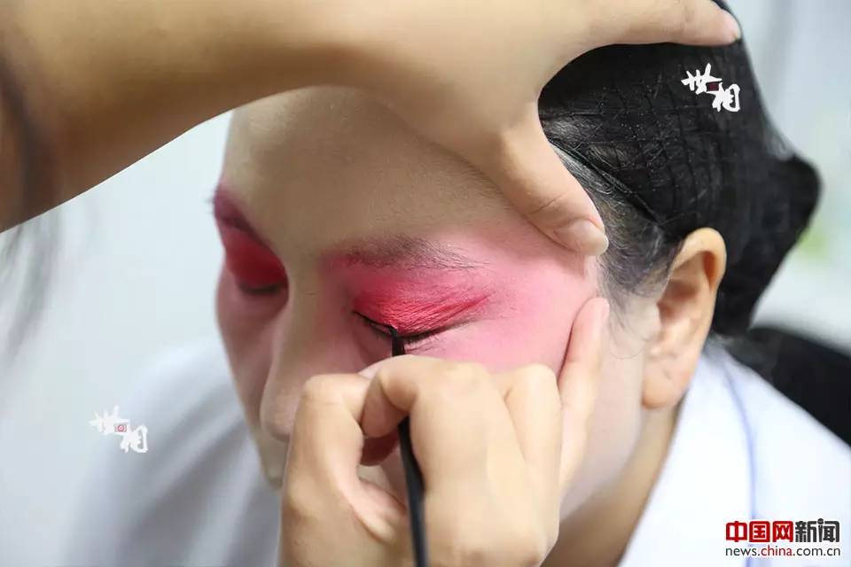 患者をリラックスさせ、話しやすく　京劇メイクで診療する女性醫(yī)師　北京