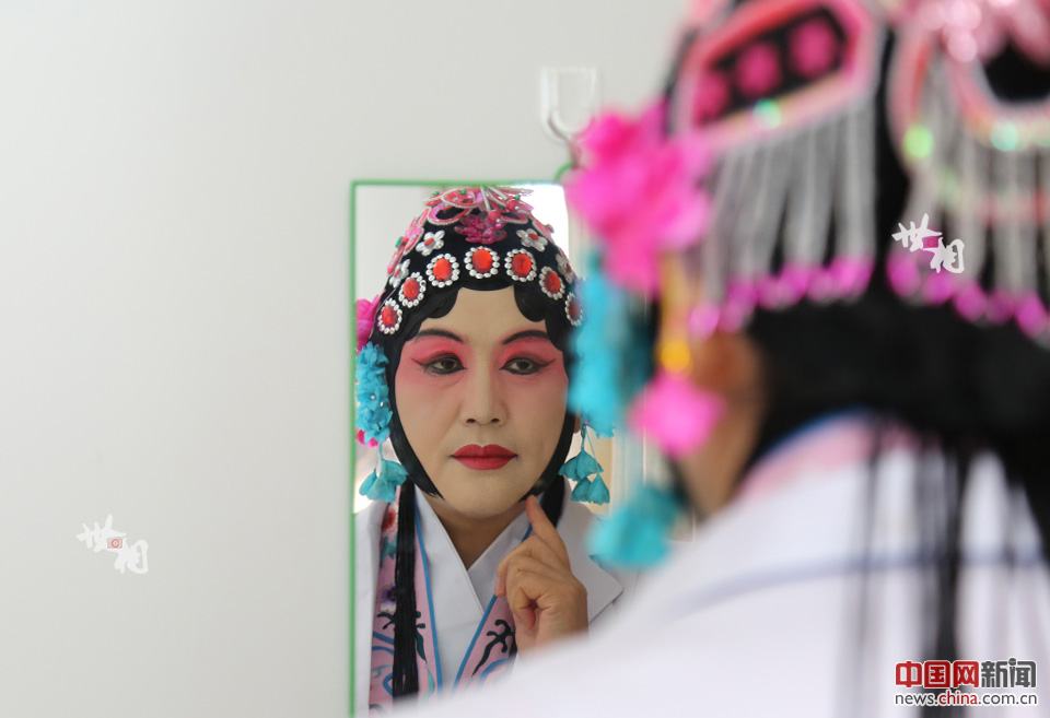 患者をリラックスさせ、話(huà)しやすく　京劇メイクで診療する女性醫(yī)師　北京