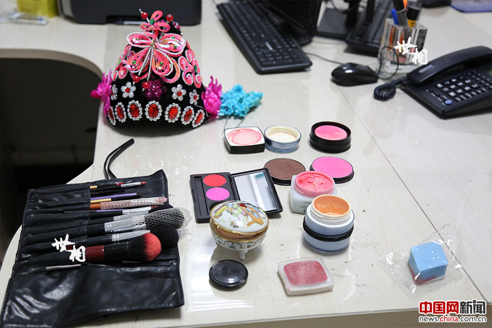 患者をリラックスさせ、話しやすく　京劇メイクで診療する女性醫(yī)師　北京