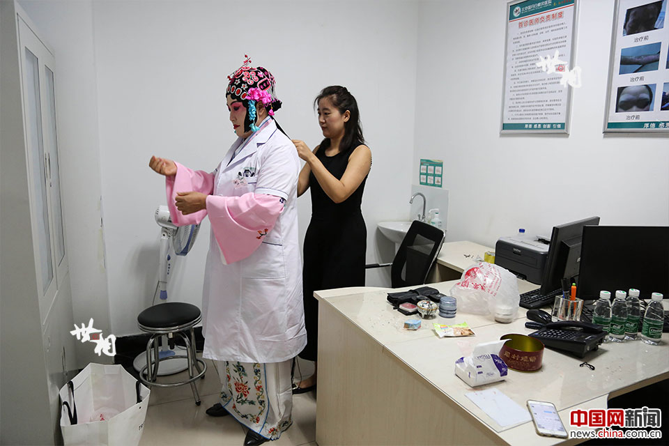 患者をリラックスさせ、話しやすく　京劇メイクで診療する女性醫(yī)師　北京