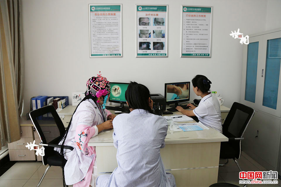 患者をリラックスさせ、話しやすく　京劇メイクで診療する女性醫(yī)師　北京