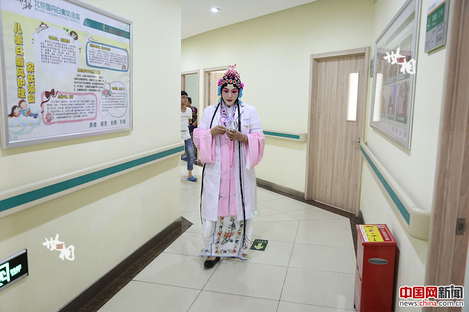 患者をリラックスさせ、話しやすく　京劇メイクで診療する女性醫(yī)師　北京